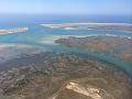 Anflug über die Küstenregion in der Nähe von Faro. Die vorgelagerten Inseln sind nur Fähre oder Boot zu erreichen.